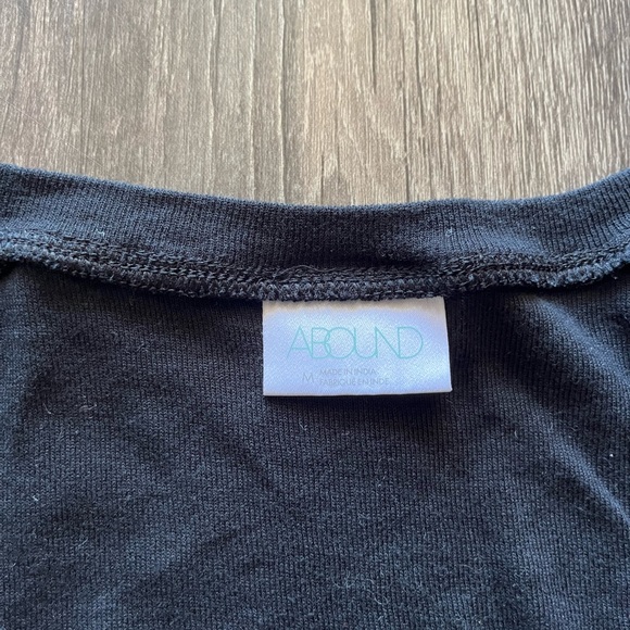 ⚡️3/$25⚡️ Abound Black Scoop Neck T-Shirt with Ruffled Hems Sz M - Picture 2 of 3